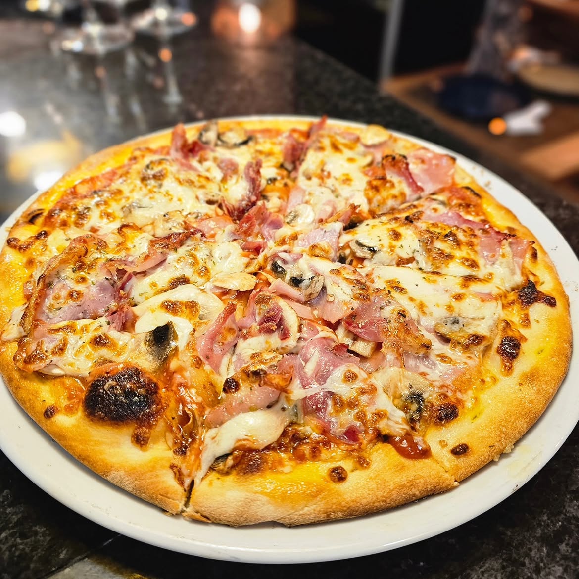 Pizza de fiambre e cogumelos